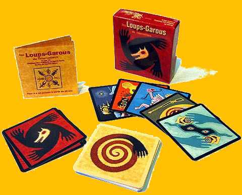 Photo prsentant le matriel du jeu "Les Loups-Garous de Thiercelieux" - Sont visibles quelques cartes personnages, la boite du jeu et le livret de rgles.