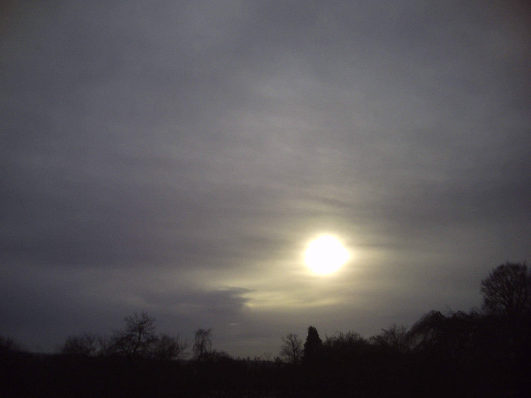 Altrostratus laissant passer la lumire du soleil. On le devine au travers. Les altotratus sont gris.
