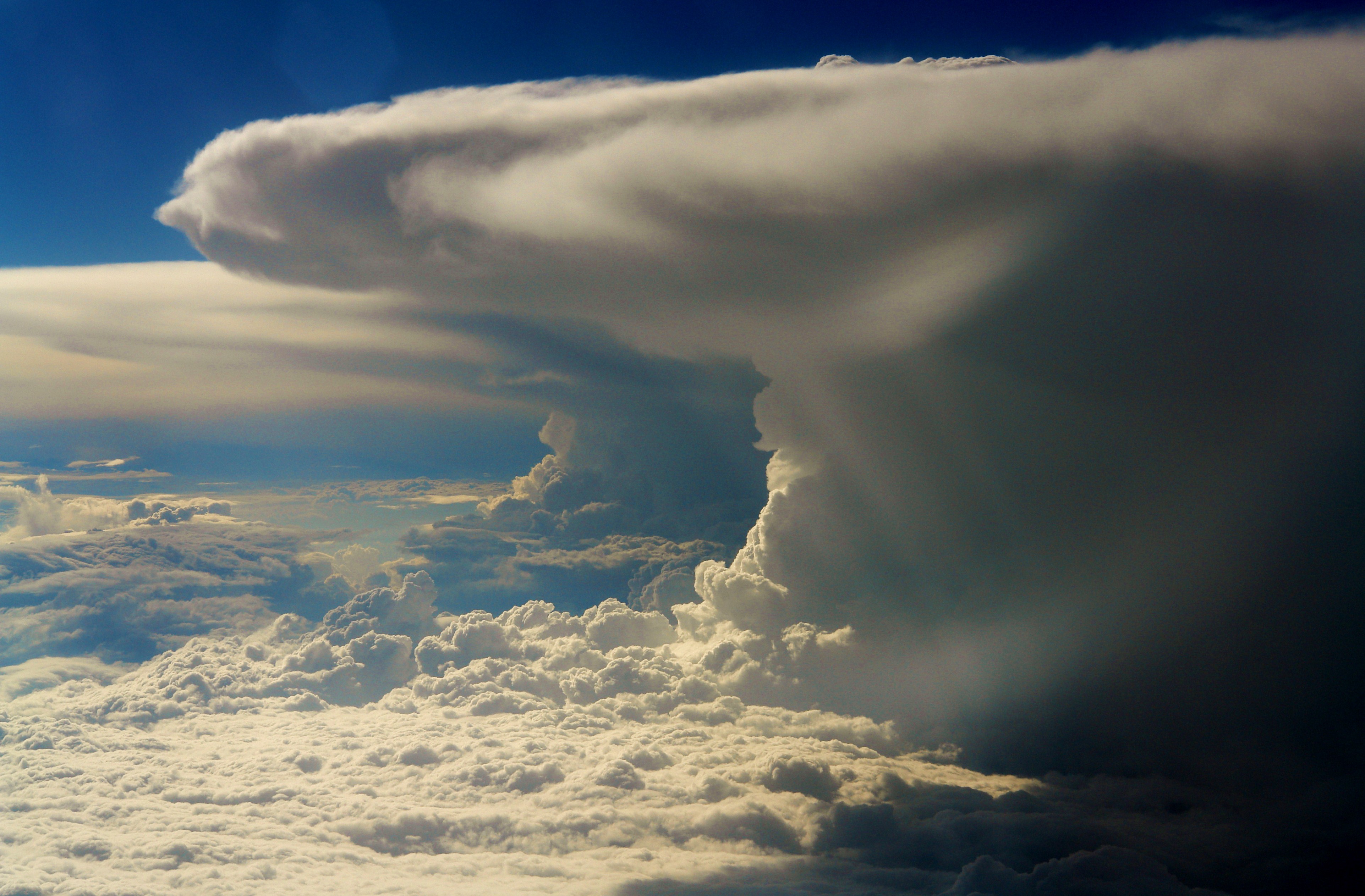 Photo de cumulonimbus. On observe trs bien la forme d'enclume de ses nuages, c'est  dire tal  son sommet et plus fin en dessous.