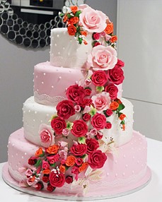 gteau de mariage rose et blanc avec des roses