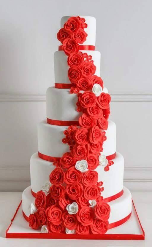 gteau de mariage banc avec des roses rouge