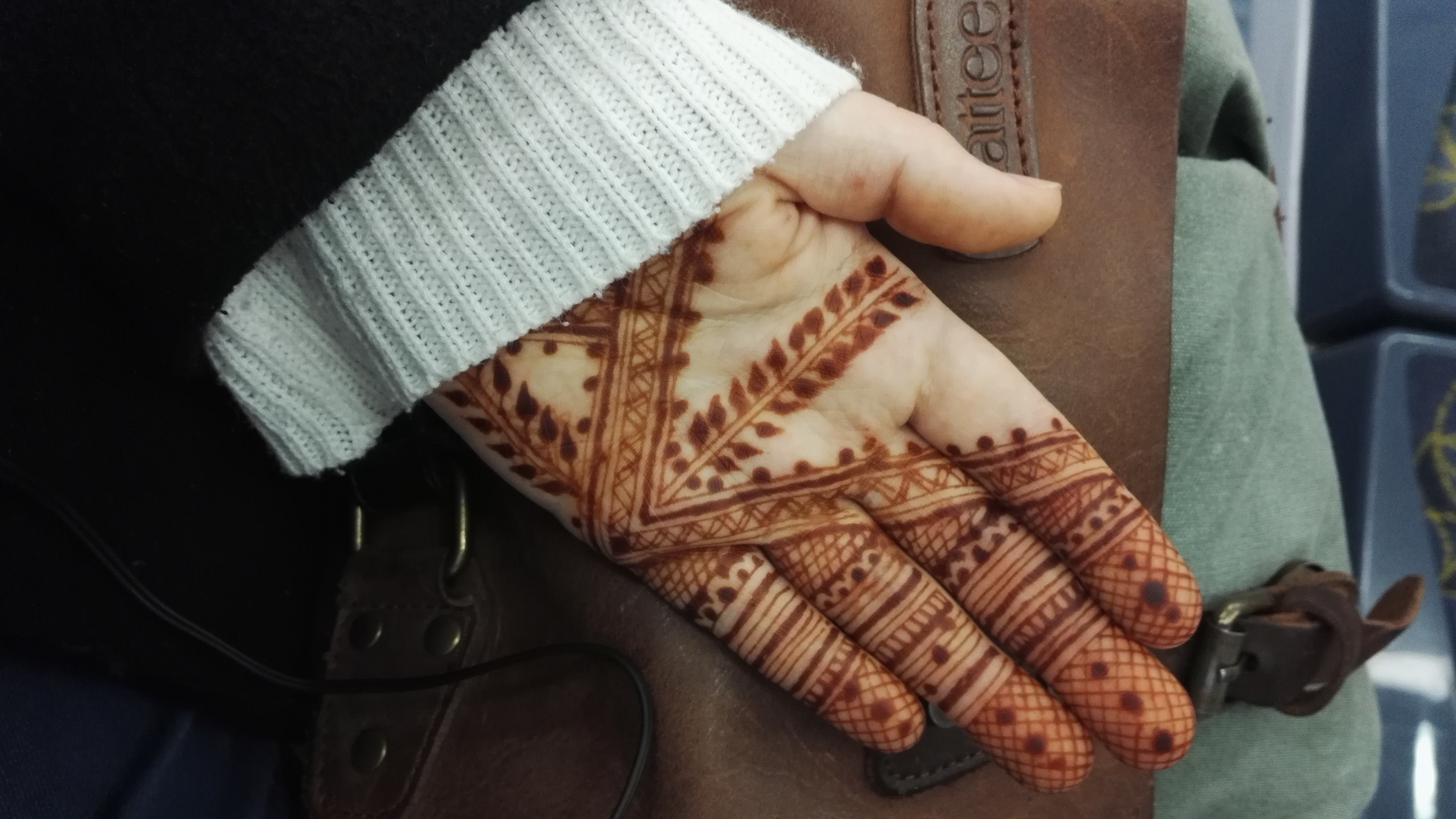 image : dessin au henn  l'intrieur de la main, sans pte, couleur finale