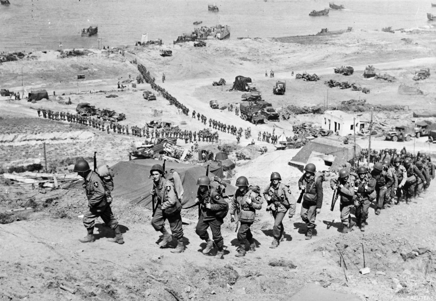 Photographie montrant l'avance des force Allis aprs le Dbarquement sur les plages de Normandie