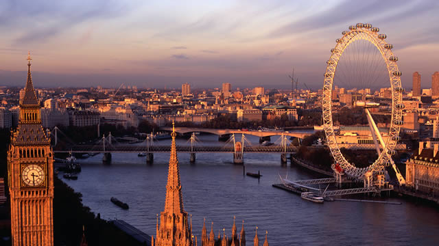 Vue du ciel de Londres avec Big Ben et sa grande roue, London Eye