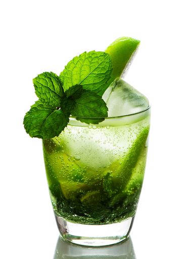 verre de Mojito, avec feuilles de menthe, citron vert et glaons