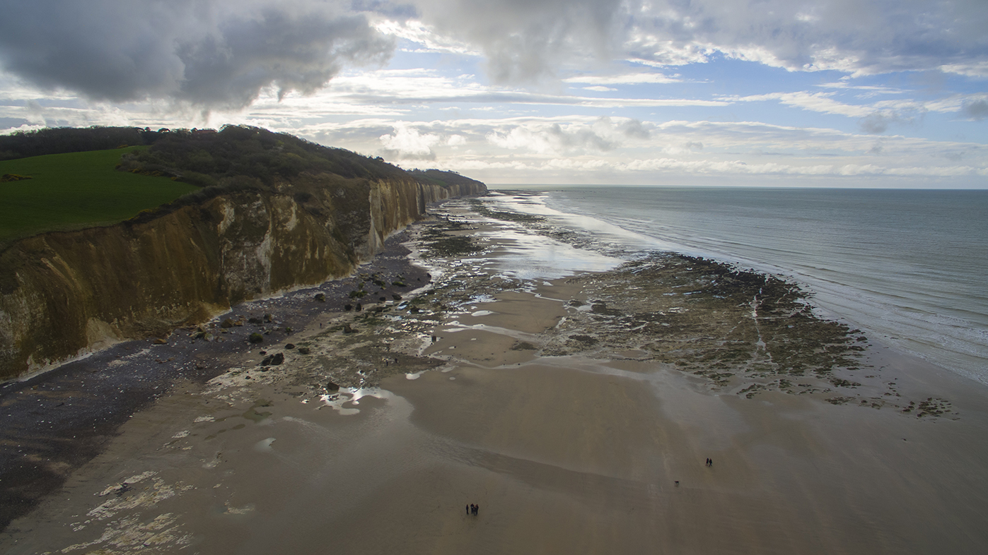 photo arérienne de falaises normandes