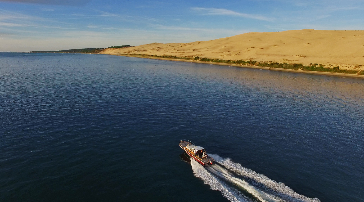 vue aérienne d'un bateau devant la dune du Pyla