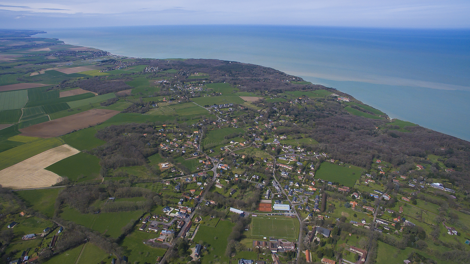 vue aérienne d'une ville normande
