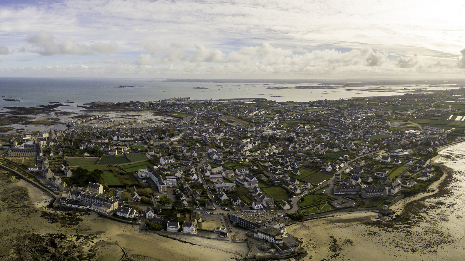 panorama aérien d'une ville du Finistère
