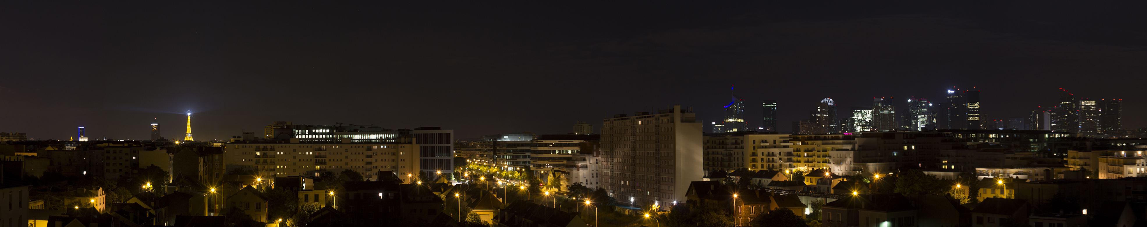 panorama de Paris de nuit depuis le toit d'un immeuble