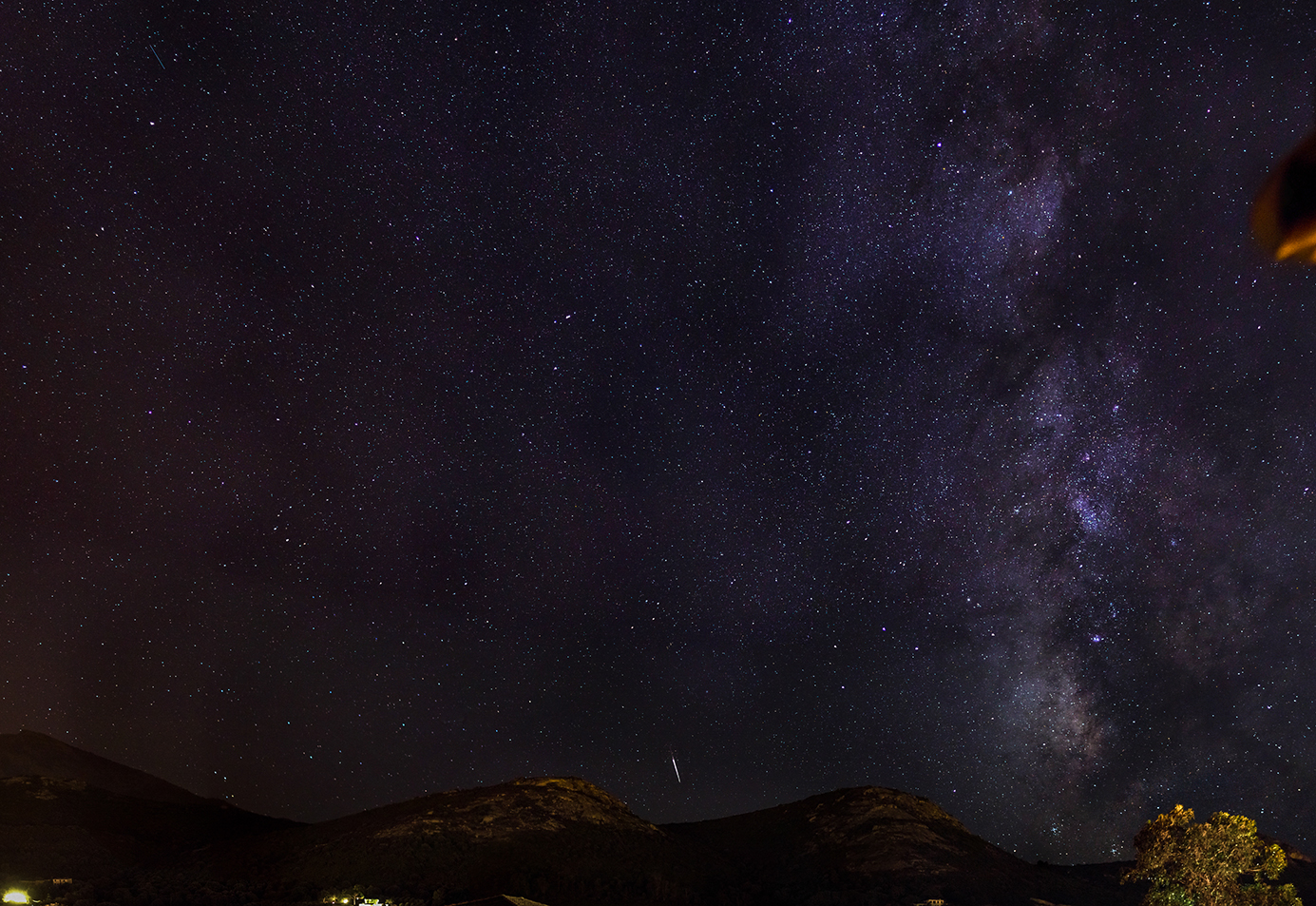 astrophotographie du ciel Corse, immortalisant une étoile filante