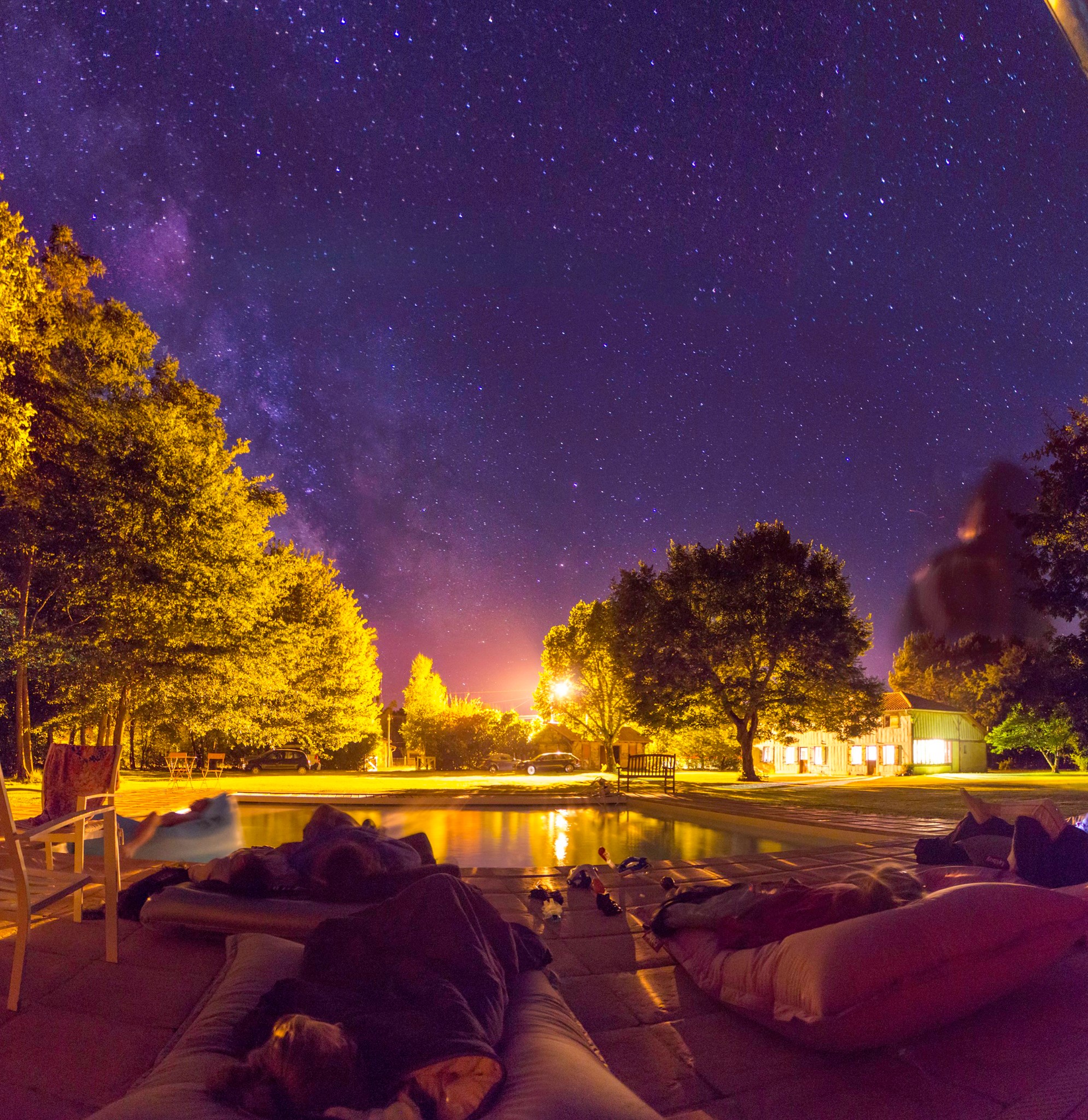Panorama nocturne d'une chasse aux étoiles filantes