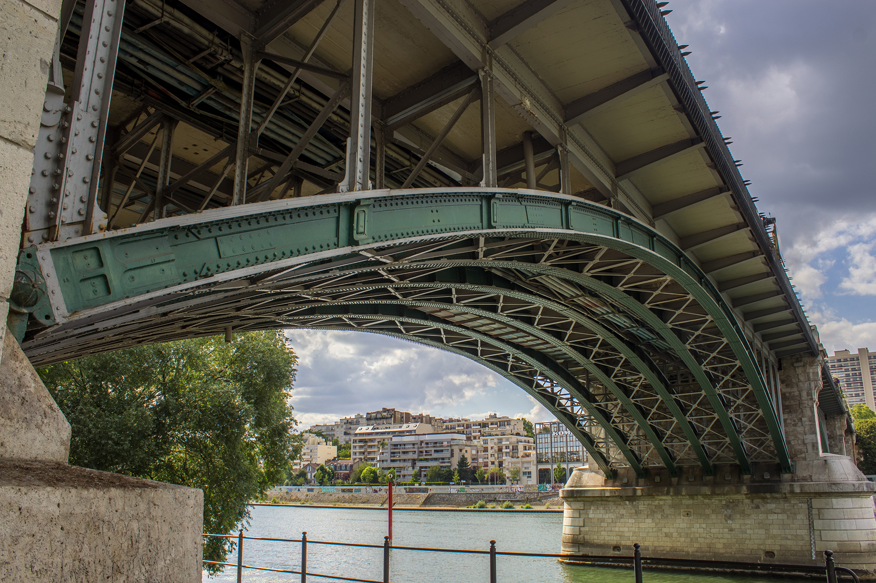 photo HDR d'un pont traversant la Seine à Levallois