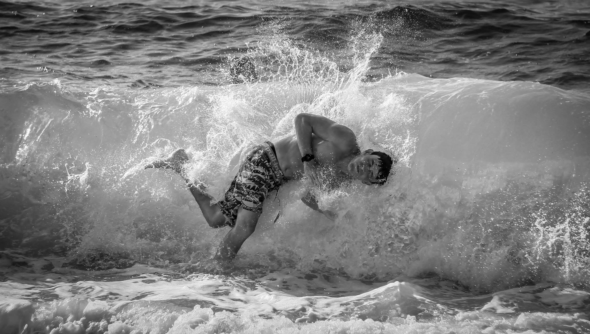 jeune garçon sautant dans une vague