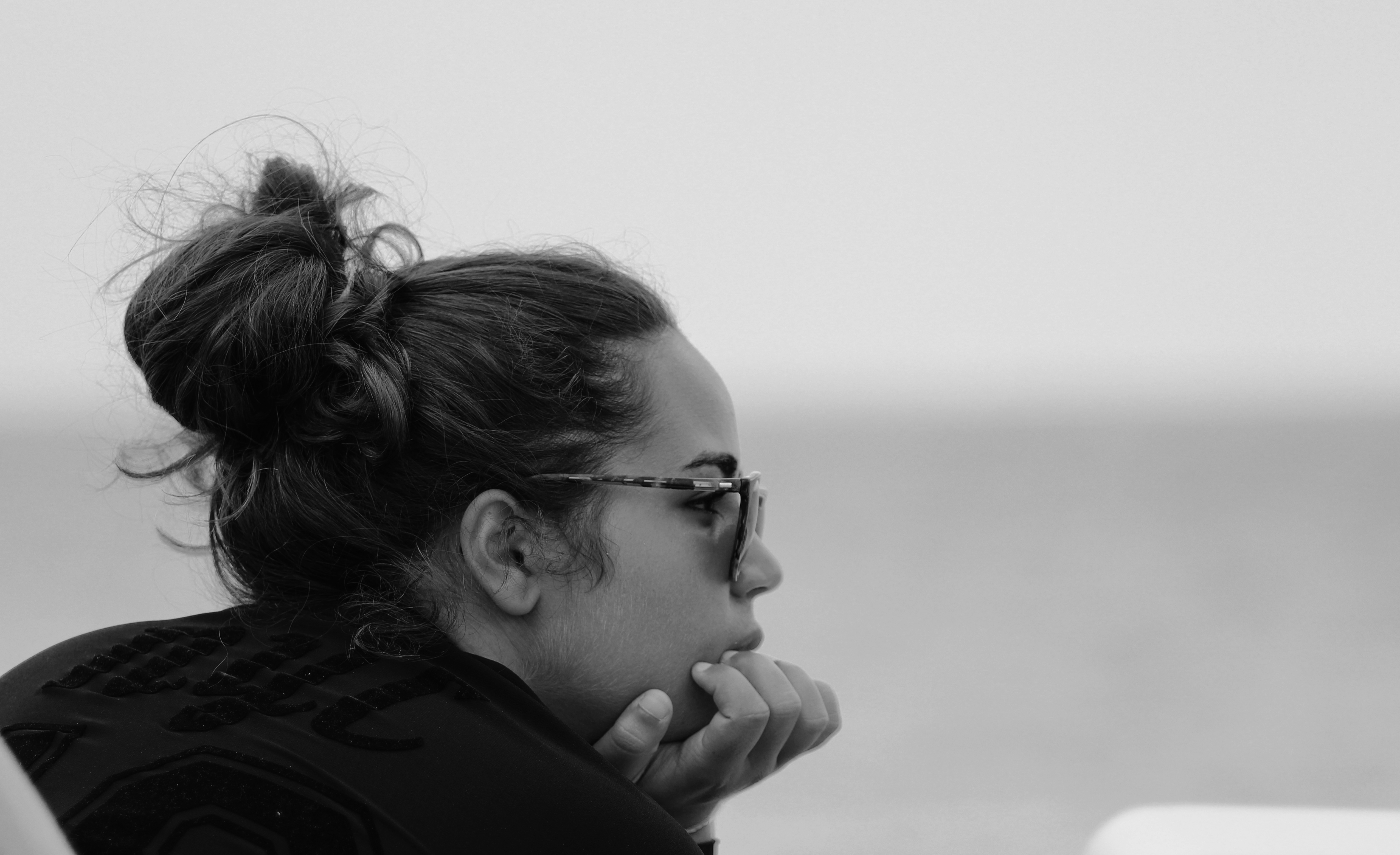 profil d'une jeune femme devant la mer