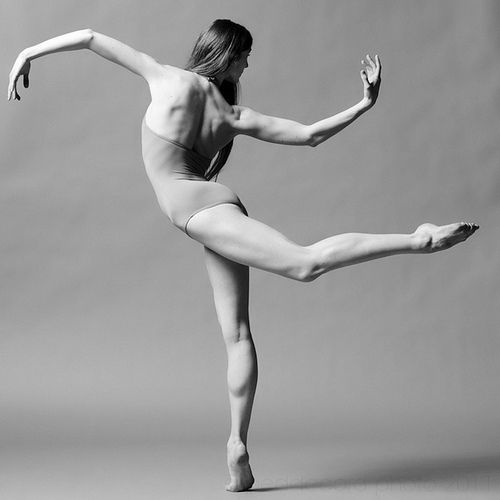 Danseuse sur demi-pointe nue, photo en noir et blanc
