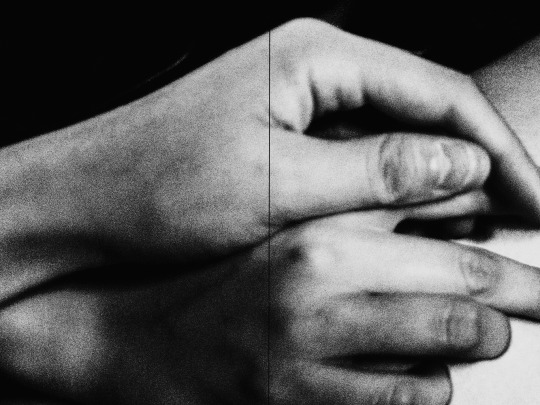 image décorative en début de nouvelle - une main l'une sur l'autre - photo en noir et blanc
