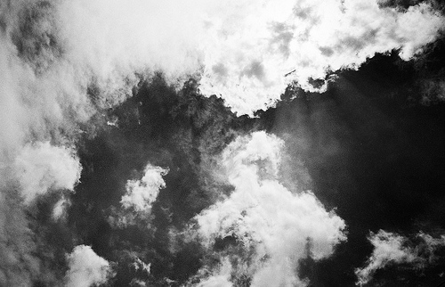 image décorative en début de chapitre - photo en noir et blanc d'un ciel nuageux.