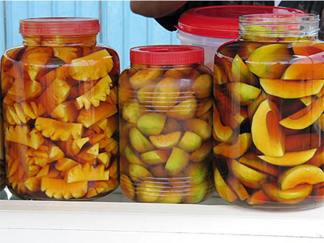 Fruits confits dans des bocaux